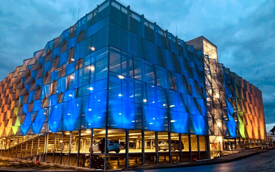 Hillebrandt Buildings textile facade FACID SCHUECO car park Bielefeld with coloured lighting