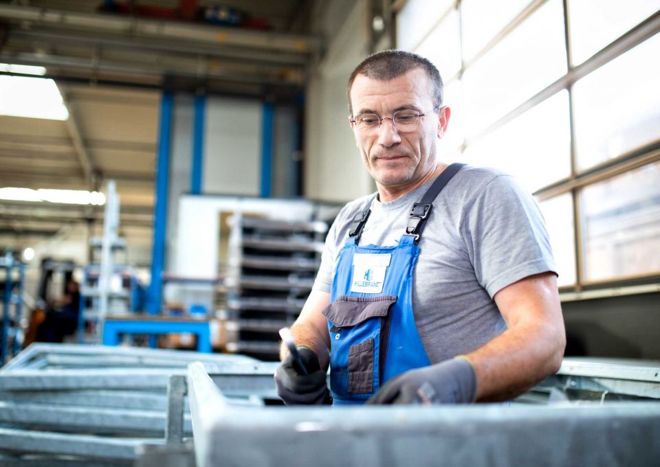 Hillebrandt bearbeiten von verzinkten Bauteilen aus Metall